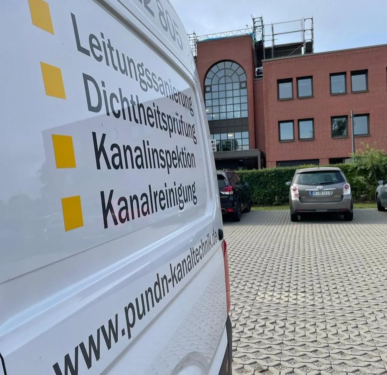 Fahrzeugbeschriftung des Partnerbetriebs P&N mit seinen Leistungen