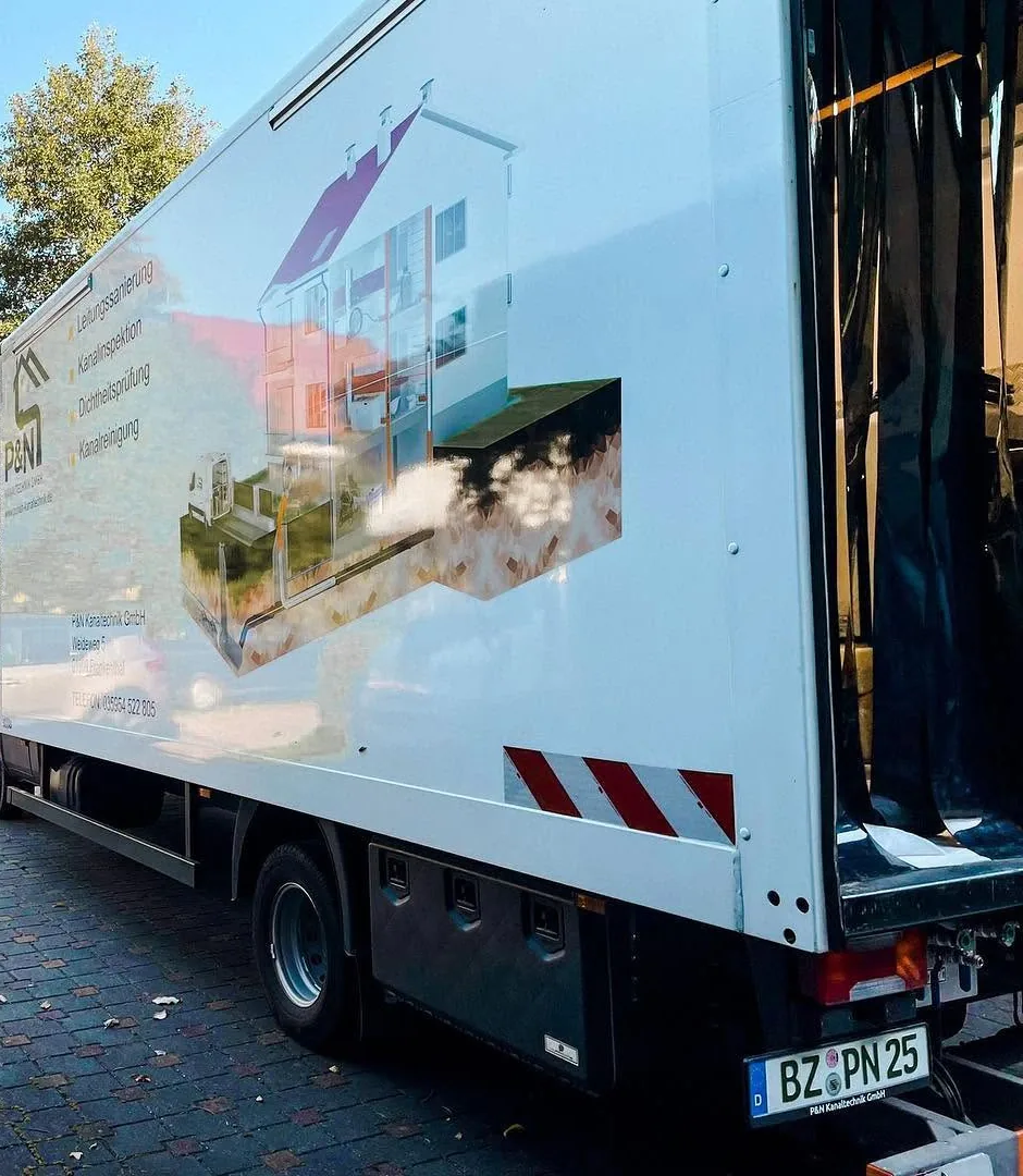 Sanierungsfahrzeug von P&N in einer Grundstückseinfahrt