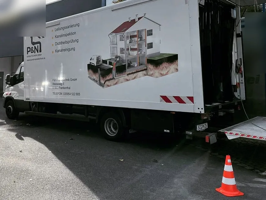 Sanierungsfahrzeug des Partnerbetriebs P&N mit geöffnetem Arbeitsraum für Prüftechnik